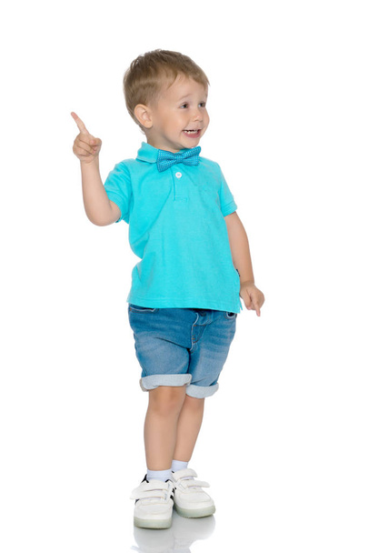 Little boy is showing a finger - Foto, afbeelding