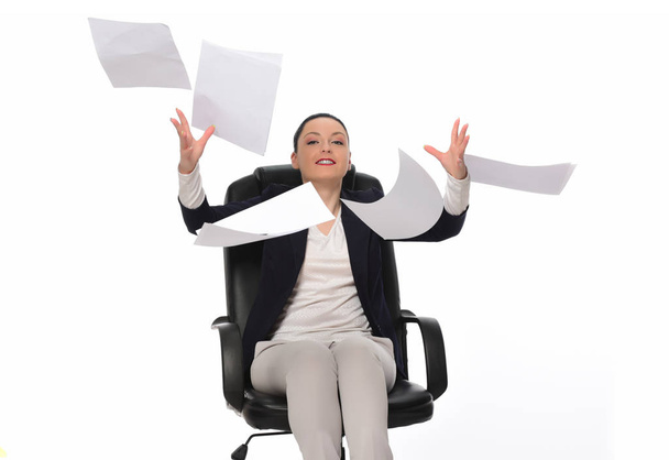 Trowing γυναίκα ευτυχισμένη επαγγελματικά έγγραφα στον αέρα. απομονωμένα σε λευκό φόντο - Φωτογραφία, εικόνα