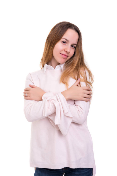 Студійний знімок красивої молодої випадкової жінки, ізольованої на білому тлі
 - Фото, зображення