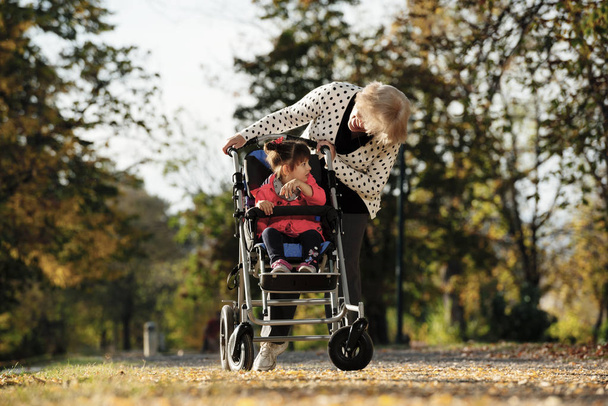 Großmutter und Enkelin auf dem Weg in den Park. Generationenkonzept - Foto, Bild