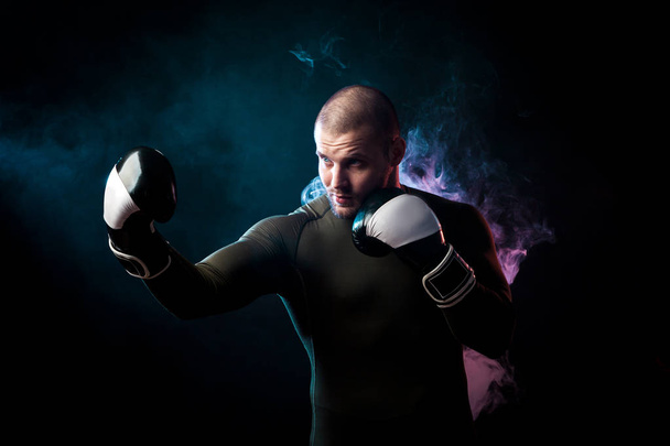 Boxeador hombre contra la nube de vapor
 - Foto, Imagen
