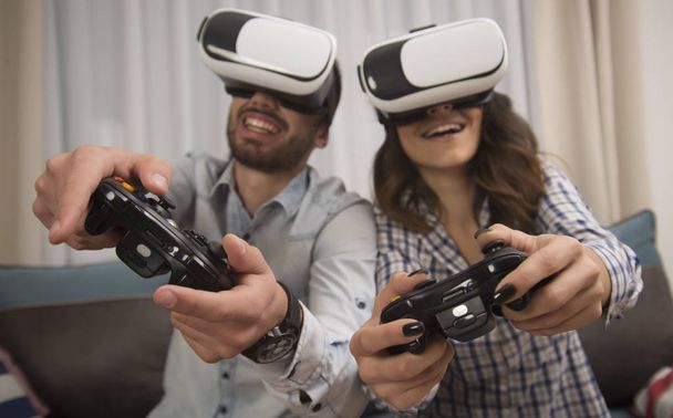 amis jouant à des jeux vidéo portant des lunettes de réalité virtuelle
 - Photo, image