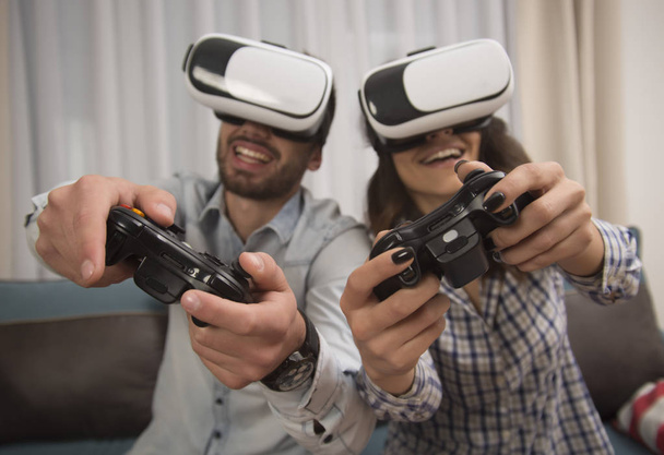 amis jouant à des jeux vidéo portant des lunettes de réalité virtuelle
 - Photo, image