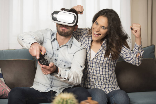 amici che giocano ai videogiochi indossando occhiali di realtà virtuale
 - Foto, immagini