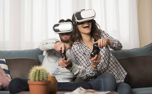 друзья, играющие в видеоигры в очках виртуальной реальности
 - Фото, изображение