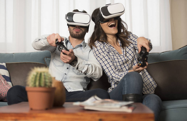přáteli, kteří hrají videohry brýle virtuální reality - Fotografie, Obrázek