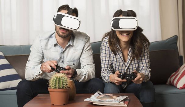 φίλους παίζοντας βιντεοπαιχνίδια φορώντας γυαλιά εικονικής πραγματικότητας - Φωτογραφία, εικόνα