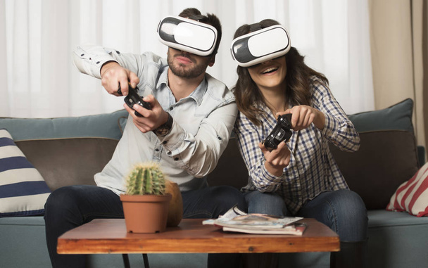 friends playing video games wearing virtual reality glasses - Fotoğraf, Görsel