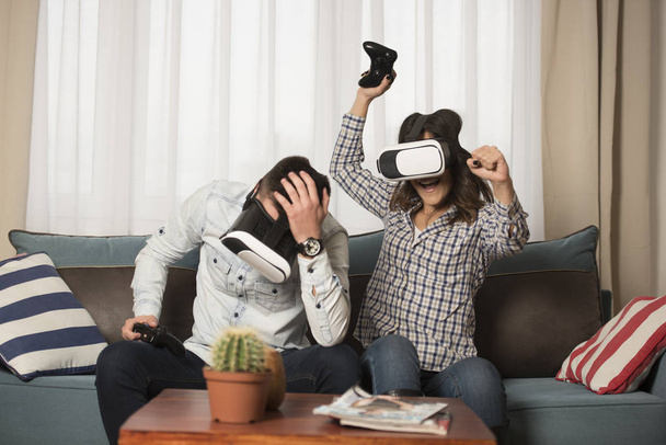 amigos jugando videojuegos con gafas de realidad virtual
 - Foto, imagen