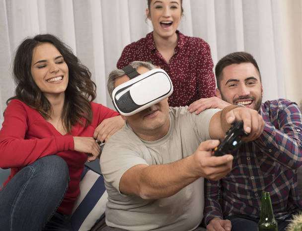 vrienden spelen van videospellen VR-bril - Foto, afbeelding
