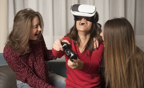 друзья, играющие в видеоигры в очках виртуальной реальности
 - Фото, изображение
