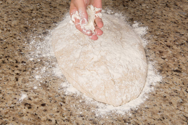 Manos de un panadero macho haciendo pan
 - Foto, Imagen