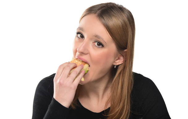 портрет красивой молодой девушки, поедающей гамбургер на белом фоне
 - Фото, изображение