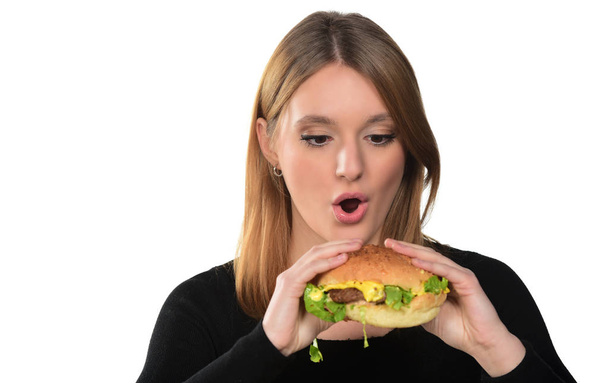 ritratto di una bella ragazza che tiene un hamburger sullo sfondo bianco
 - Foto, immagini