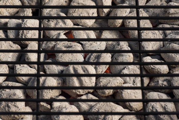 Detailní záběr BBQ gril jámy horké dřevěné uhlí brikety, potraviny Pozadí nebo textura. - Fotografie, Obrázek