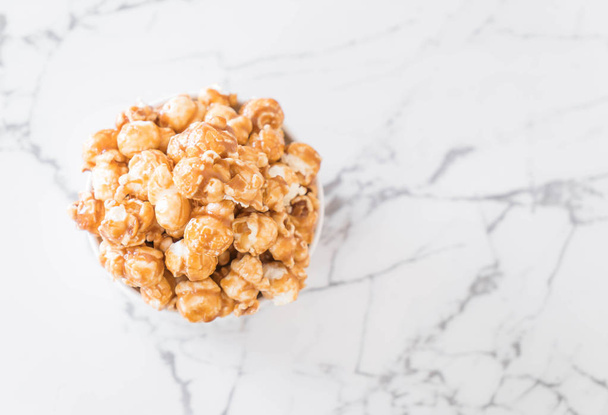 popcorn with caramel - Foto, afbeelding