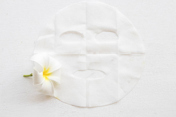maschera di foglio naturale per il viso della pelle da fiore a base di erbe su sfondo bianco
 - Foto, immagini
