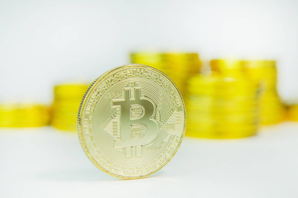 koncepcja krypto waluty. Bitcoins, złote monety, kryptowaluta wit - Zdjęcie, obraz