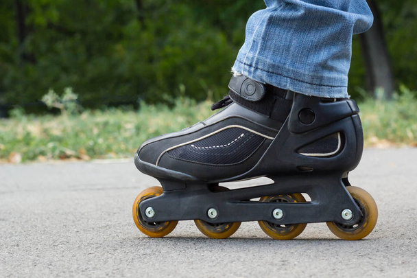 Roller skate σε άσφαλτο γκρο πλαν - Φωτογραφία, εικόνα