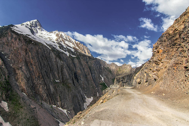 Estrada através de montanhas coloridas do poderoso Zozila passar acima de onze mil pés nas montanhas do Himalaia, Ladakh, Jammu e Caxemira, Índia
 - Foto, Imagem