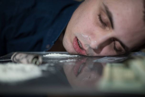 Narkoman muž voní kokainu z zrcadla - Fotografie, Obrázek