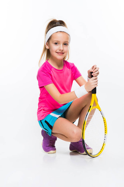 niedliche kleine Squash-Spielerin isoliert auf weiß  - Foto, Bild