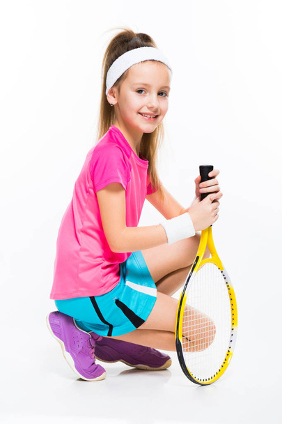 Leuke kleine vrouwelijke squash speler geïsoleerd op wit  - Foto, afbeelding