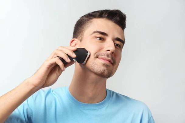 young man shaving - Zdjęcie, obraz