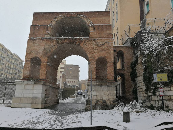 Benevento, Itálie, Kampánie, Itálie -26 února 2018: Roman Arch v Via Carlo Torre, v Triggio okrese, během neobvyklé sněžení - Fotografie, Obrázek