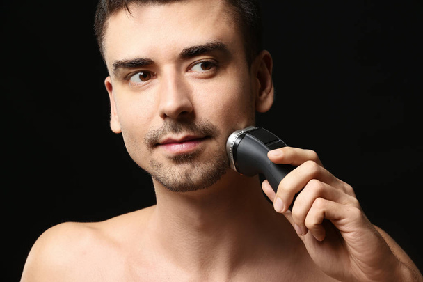 young man shaving - Foto, afbeelding