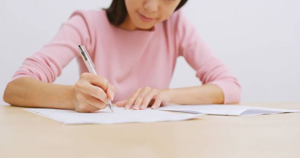 Ne zaman sorun ödevlerini üzerinde düşünme kalem sallayarak öğrenci - Fotoğraf, Görsel