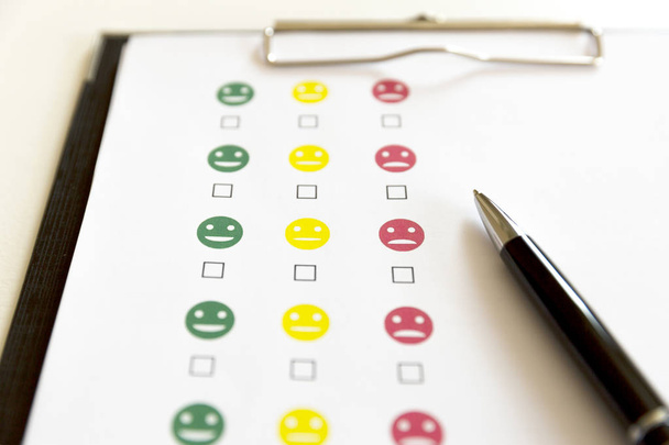 Gülen yüz ve kalem ile müşteri hizmeti değerlendirme Anketi. - Fotoğraf, Görsel