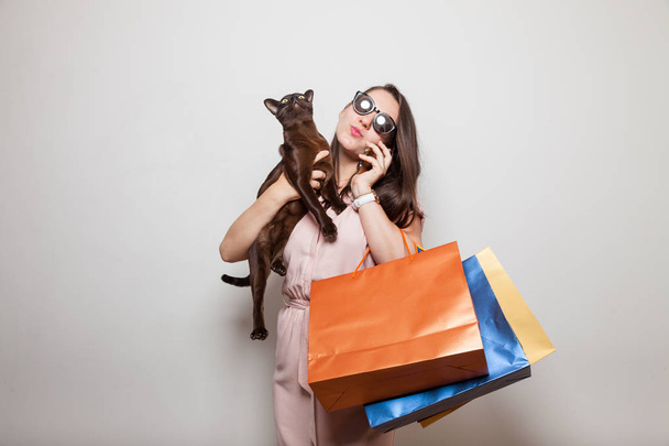 Aranyos kislány boldog hordozza a macska, és ajándék táska - Fotó, kép