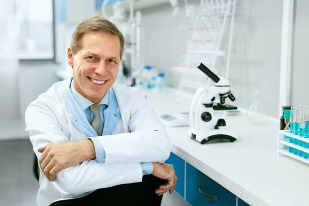 Male Scientist In Laboratory Portrait - Foto, Imagem