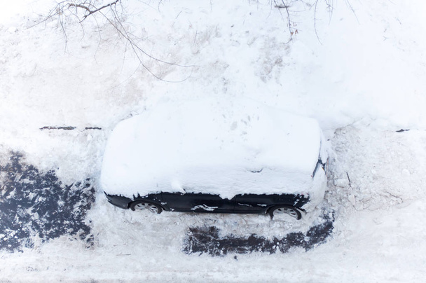 sneeuw van de auto bedekt - Foto, afbeelding