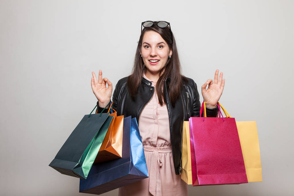 glücklich aufgeregt Mädchen zeigen ok mit Händen beim Einkaufen - Foto, Bild