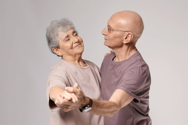 高齢者のカップルのダンス - 写真・画像