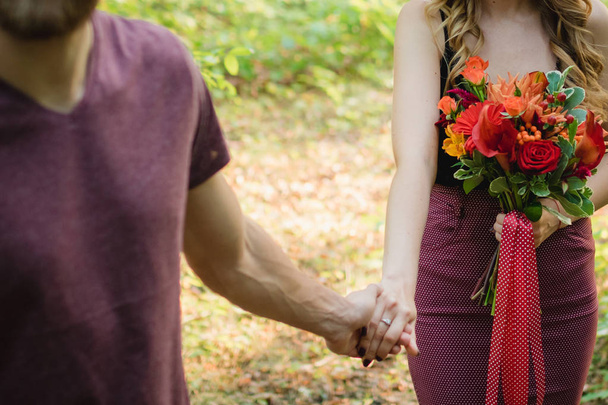 女の子の婚約指輪を持つ男の手の花 - 写真・画像