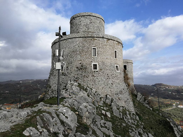 Montesarchio - το μεσαιωνικό πύργο του κάστρου που δεσπόζει στο ιστορικό κέντρο της πόλης - Φωτογραφία, εικόνα