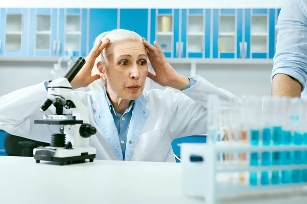 Clinical Test. Female Scientist In Laboratory - Foto, immagini