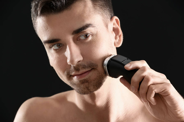 young man shaving - Φωτογραφία, εικόνα