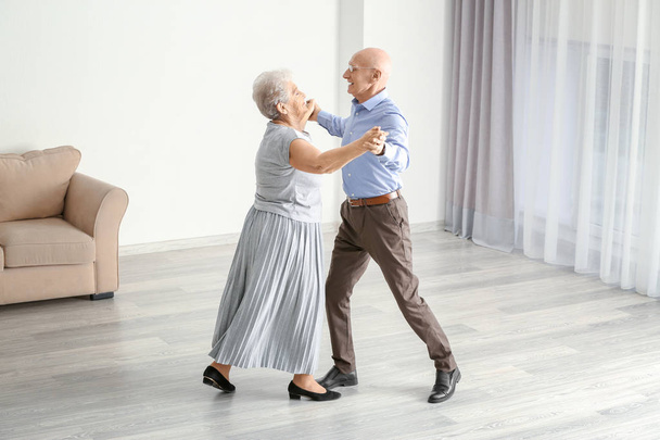 elderly couple dancing - Foto, afbeelding