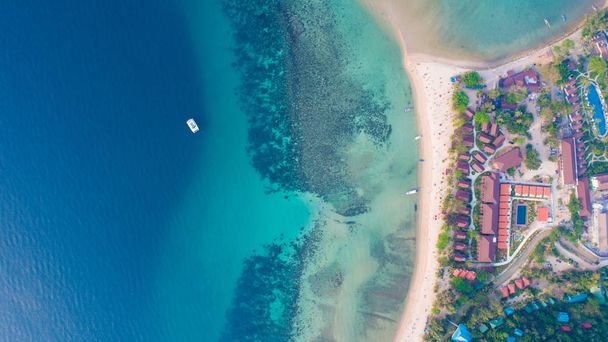Vista aérea do drone na praia de areia de Haad Rin, ilha de Koh Phangan, Tailândia
 - Foto, Imagem