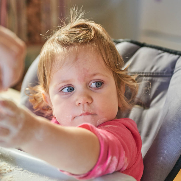 girl playing with flour - Fotografie, Obrázek