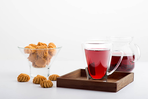 A csésze a hibiszkusz tea dupla üveg az asztalon.  - Fotó, kép