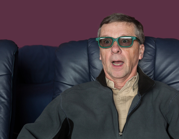 Hombre mayor viendo la película con gafas 3d
 - Foto, Imagen