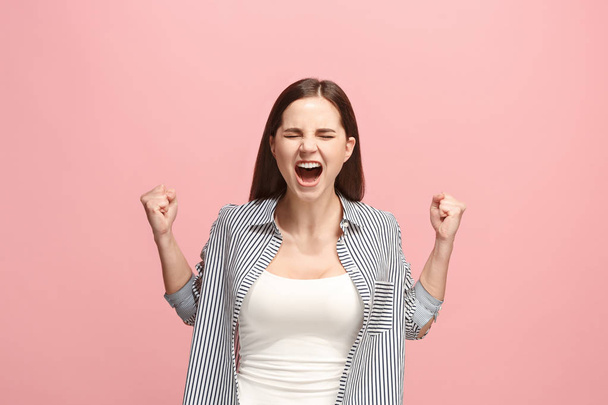 A jovem mulher irritada emocional gritando no fundo do estúdio rosa
 - Foto, Imagem