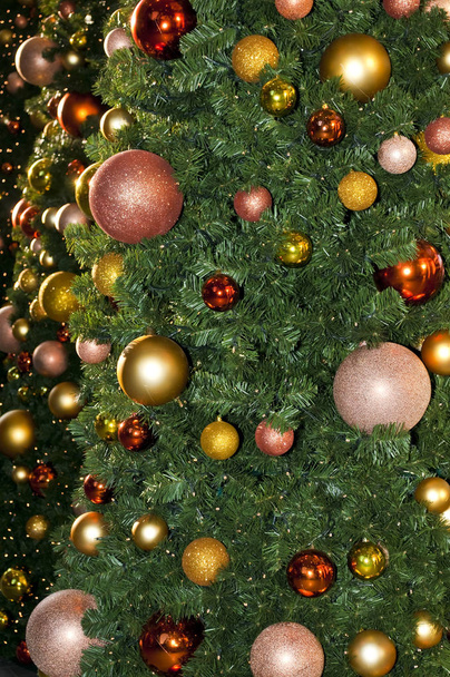 zbliżenie zielony Christmas Tree z dekoracja piłki - Zdjęcie, obraz