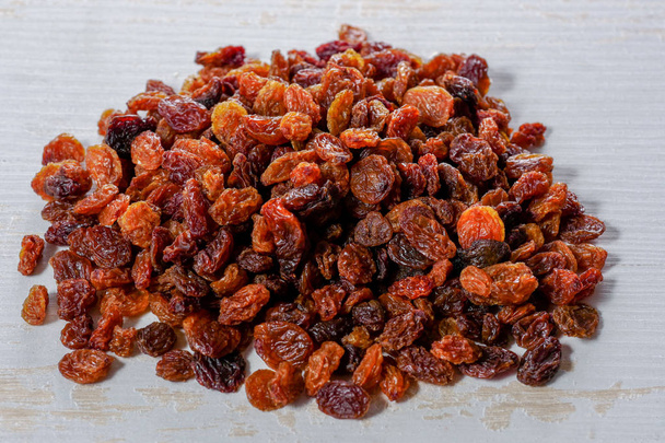 pile de raisins secs bio sur table en bois blanc
 - Photo, image