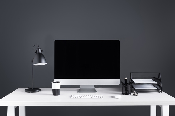 современный настольный компьютер с чистым экраном с клавиатурой и компьютерной мышью на рабочем месте
  - Фото, изображение